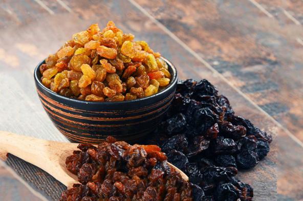 بهترین روش برای پاک کردن کشمش سلطانی