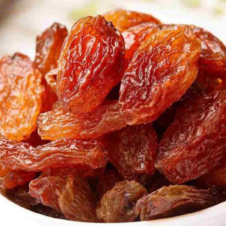 علت تفاوت رنگ در انواع کشمش پلویی چیست؟